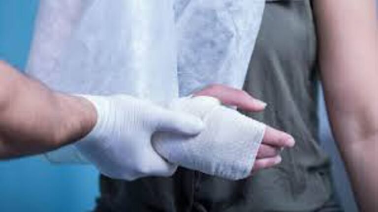 Mulher nega dinheiro ao marido e acaba sendo esfaqueada e com os dedos quebrados