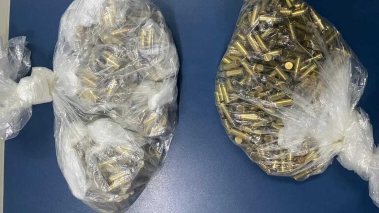 Filha é agredida pelo pai e o denuncia pela agressão e também por comercio de ilegal de munição