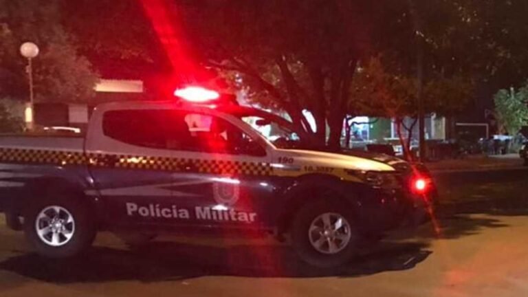 Ex-marido é preso após arrombar janela e ameaça mulher com uma machadinha e uma faca