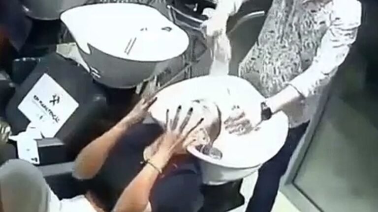 PERDEU A CABEÇA – Cabeleireiro perde a paciência com mulher que insistia em levantar a cabeça [VEJA VÍDEO]