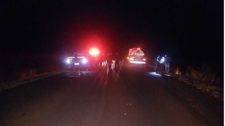 Ciclista não identificado morre após ser atropelado por caminhão tanque entre
