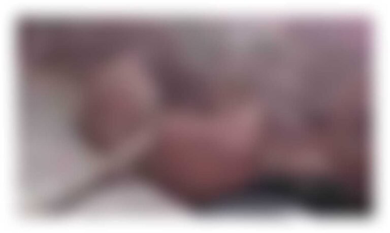 Homem agride a pauladas esposa  e amante ao serem pegos em flagrantes na cama