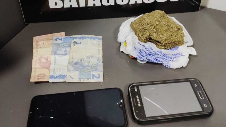 Dois são presos por suspeita de tráfico ao deixar entorpecente em frente de Delegacia