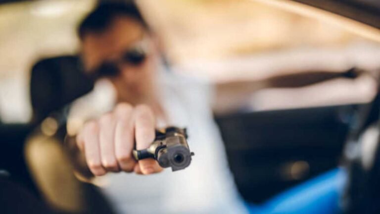 Ex-marido agride mulher com tapas e aponta arma pra cabeça dela (revolver falha)