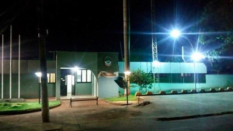 Por ciúmes, mulher agride homem com garfo causando vários arranhões e acaba presa