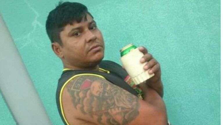 Homem morre após levar tiro no rosto quando estava sentado em frente da própria casa