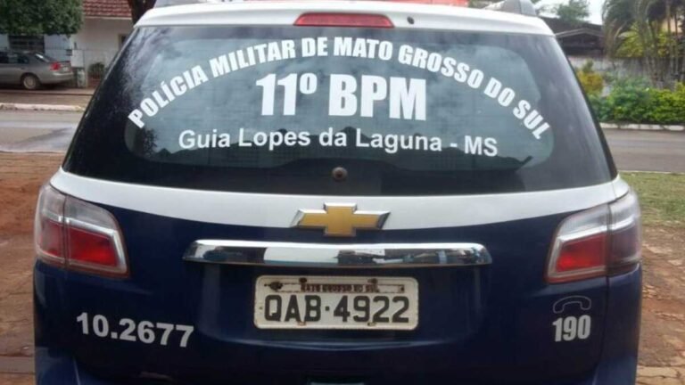 Pai vai fazer visita ao filho e o encontra morto no portão de casa