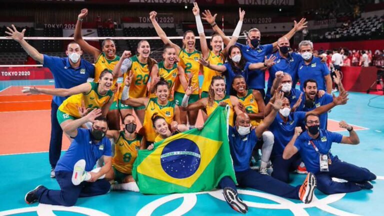 Brasil bate Coreia do Sul e pega EUA na final do vôlei feminino