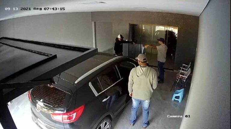 Vídeo mostra momento em que homem é rendido e tem carro roubado em Dourados [assista]