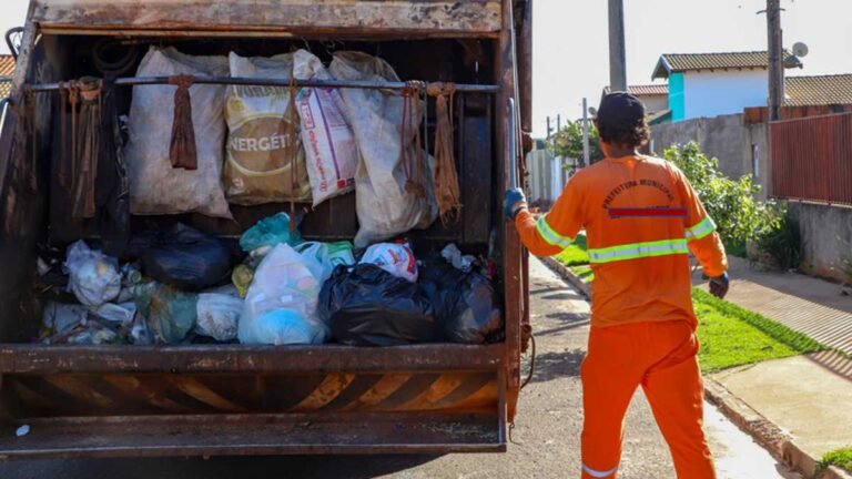 Trabalhador da coleta de lixo fica prensado entre dos veículos e tem fratura expostas em MS