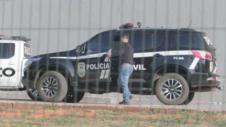 O ex-prefeito Murilo Azambuja se entrega depois de três dias foragido