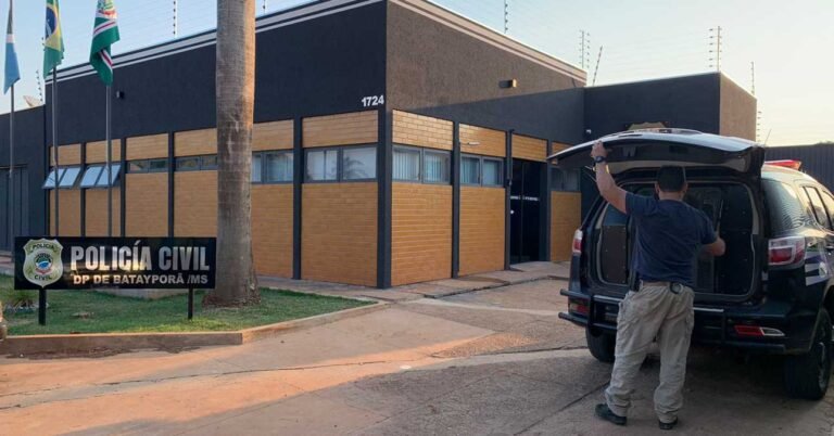 Jovem é preso por violência doméstica momento após agredir ex- com chutes e socos