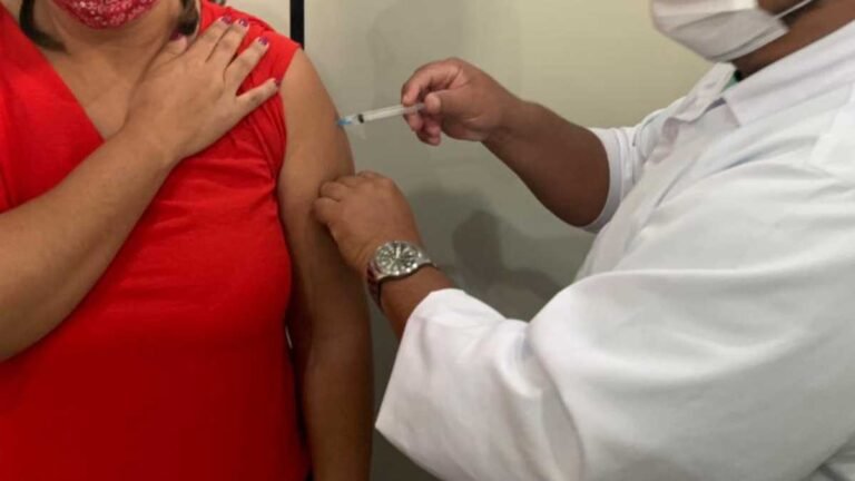 Atenção, a quarta dose da vacina será iniciada amanhã para idosos e profissionais de saúde em MS