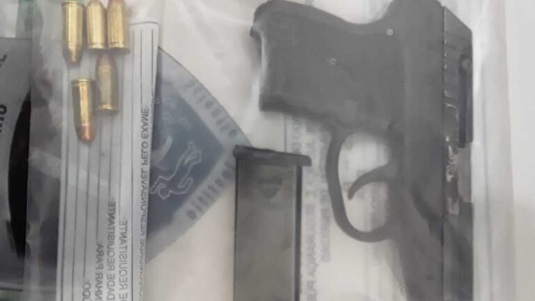 Por causa de recibo, dono de garage dispara por duas vezes na cabeça de homem, arma falha