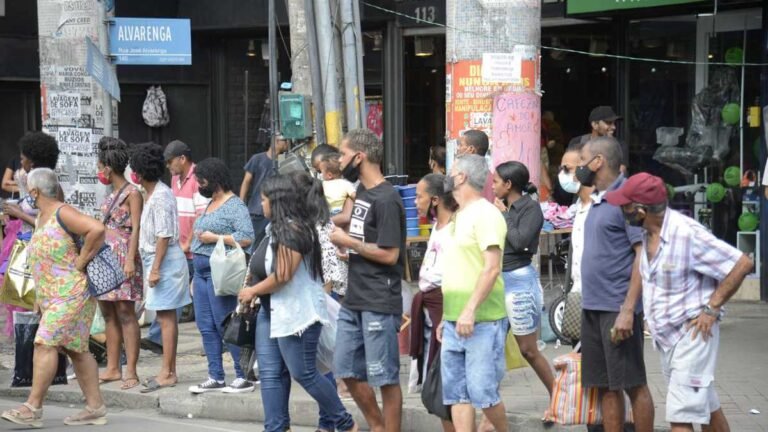 Covid-19: Brasil tem 183 mortes e 21,6 milhões de casos em 24 horas