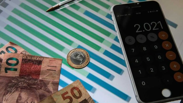 Dólar fecha com o maior valor desde o fim de abril