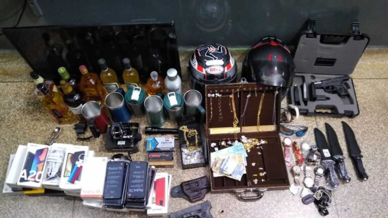 Um adolescente e dois homens são presos por furto de joia caminhonete e pistola em MS