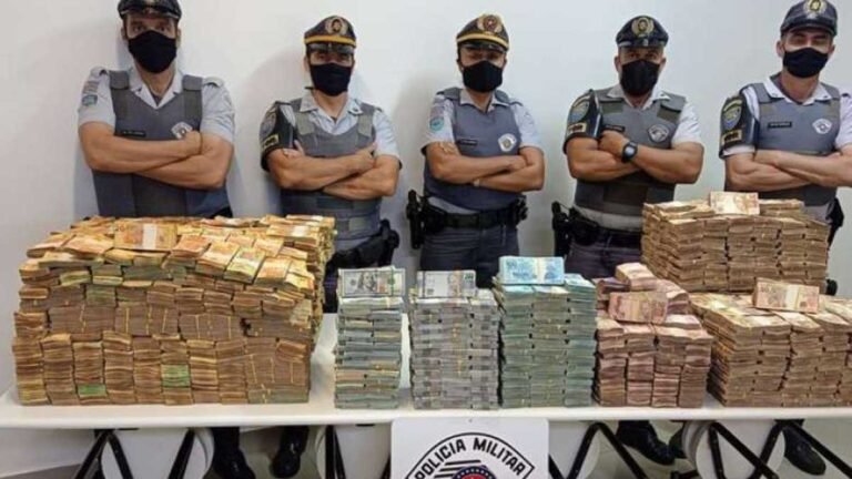 Caminhão com placas de Maracaju e apreendido com quase R$ 12 milhões em espécie