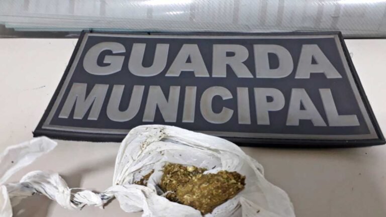 Guarda Municipal prende homem com trouxinha de maconha e usava tornozeleira eletrônica