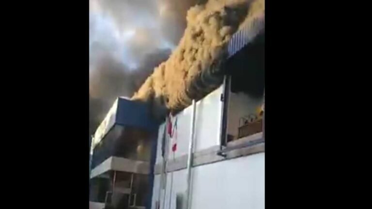 VEJA VÍDEO – Incêndio no frigorifico de Assunção pode causar vazamento de amônia