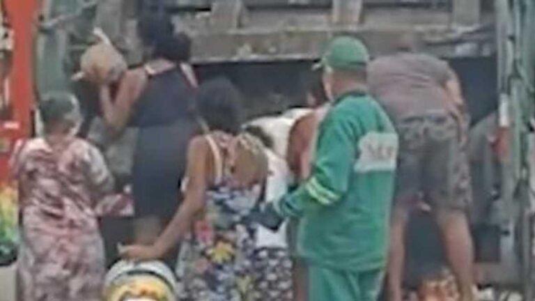 VEJA O VÍDEO – Pessoas catando alimento em lixo está causando indignação a muitos internautas