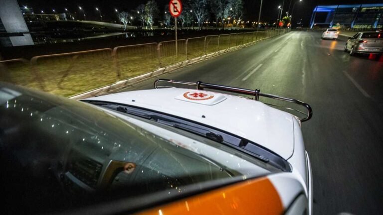 Acidente entre ambulância e carro de policial acaba em agressão e o caso acaba na delegacia