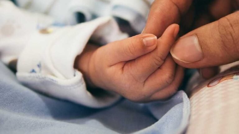 Bebê de 1 ano e 5 meses morre engasgado com leite, mãe ficou desesperada