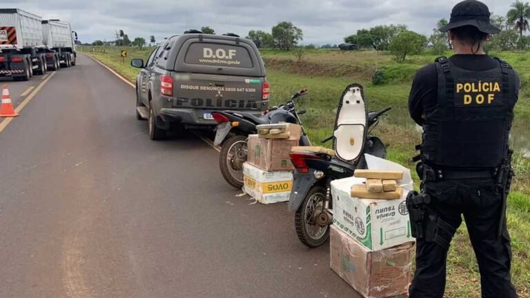 Mulher é presa com Honda Biz, carregada com dois fardos de maconha