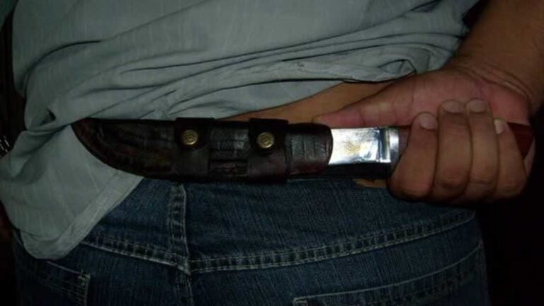 Briga entre Adolescentes de 14 e 15 anos em frente a escola acaba com um levando duas facadas