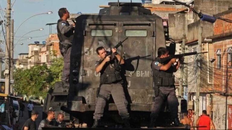 Foram encontrados oito corpos em confronto na favela do Rio e PM faz ocupação