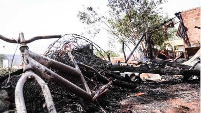 Bombeiros encontra mulher carbonizada após apagar incêndio em barraco em MS