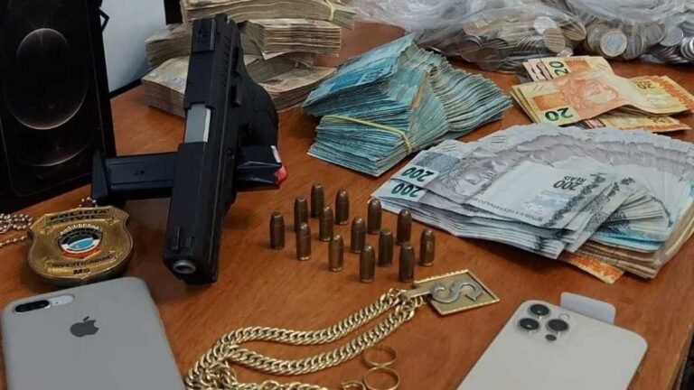 Durante cumprimento de busca, policiais civis apreendem arma e grande quantia em dinheiro