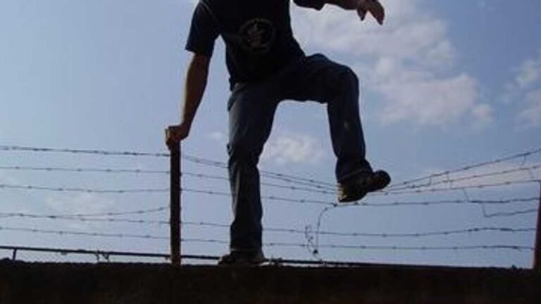 Homem pula muro e invade delegacia, mas acaba detido e ficando no local