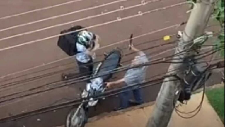 VEJA VIDEO – Motoentregadora é ameaçada com facão após deixar moto em calçada