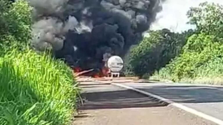 Motorista morre carbonizado e outro fica ferido em acidente envolvendo duas carretas