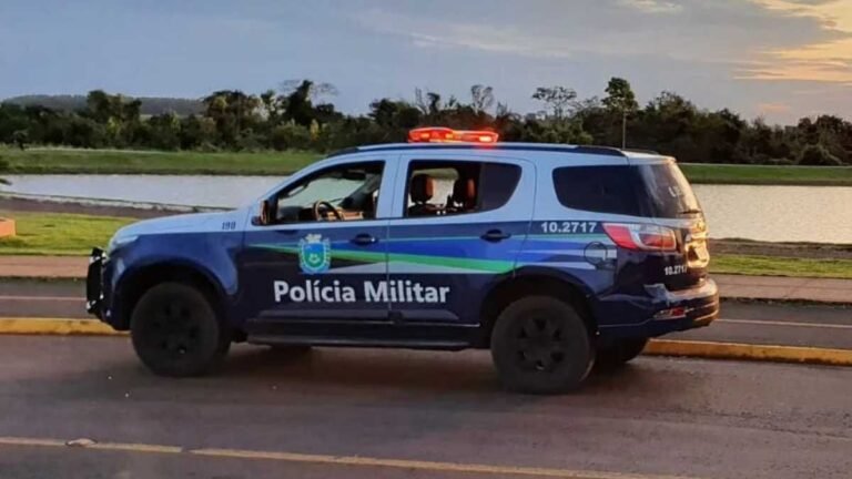 Homem bêbado é socorrido por vizinhos após irmão atear fogo em colchão em que ele dormia