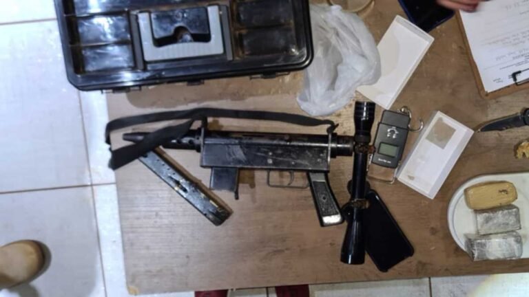 Mecânico fuzilado guardava em casa drogas e metralhadora