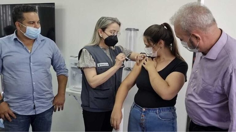 Apesar da variante Ômicron, por falta de procura, esta sobrando vacina no estado