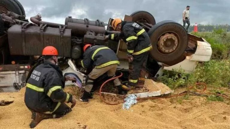 Carreta carregada de soja tomba e deixa uma pessoa morta prensada nas ferragens