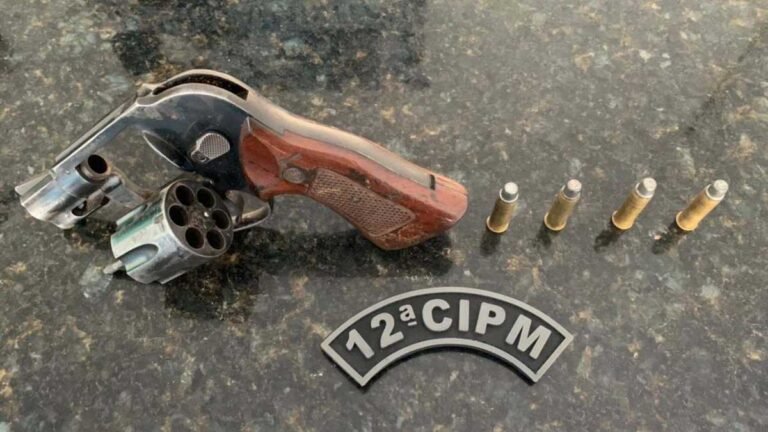 PM prende homem dormindo embriagado com revólver dentro de caminhonete