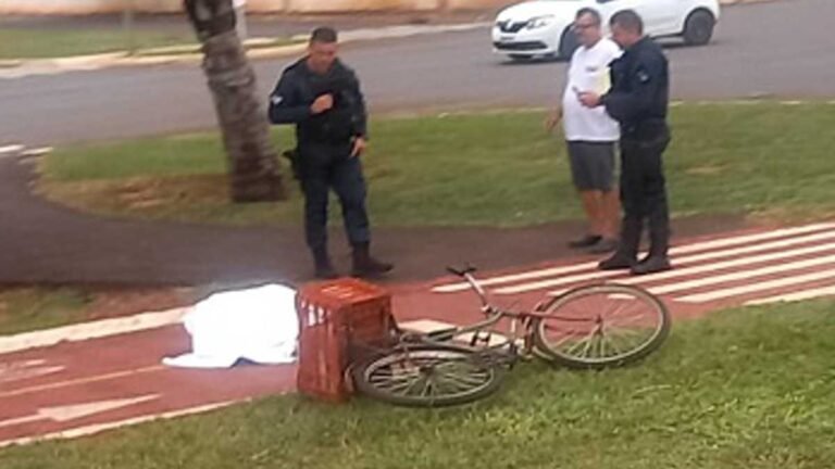 Idoso cai de bicicleta enquanto pedalava bate a cabeça e morre