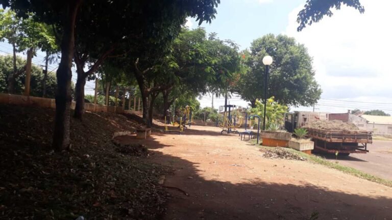 Estão sendo realizada limpeza manutenção e reforma de parques de Dourados