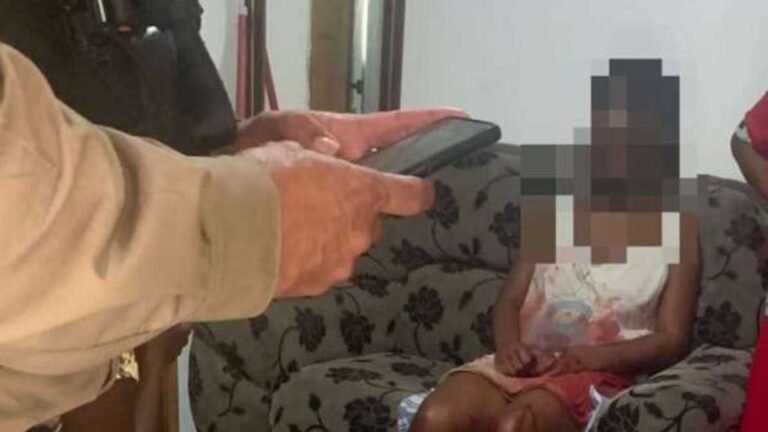 Mulher é espancada por vizinhos após vídeo onde ela enforcava criança circular no bairro