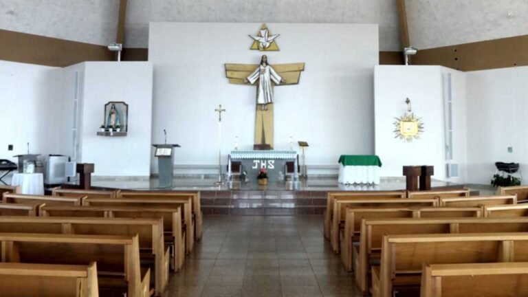 Com Santa na mão, bandidas vestidas de freiras da golpe em fieis recolhendo dízimos