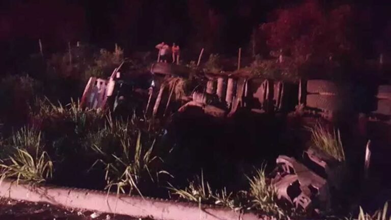 TRAGÉDIA – Ônibus tomba em cima de trabalhadores e 4 morrem após carreta colidir na traseira