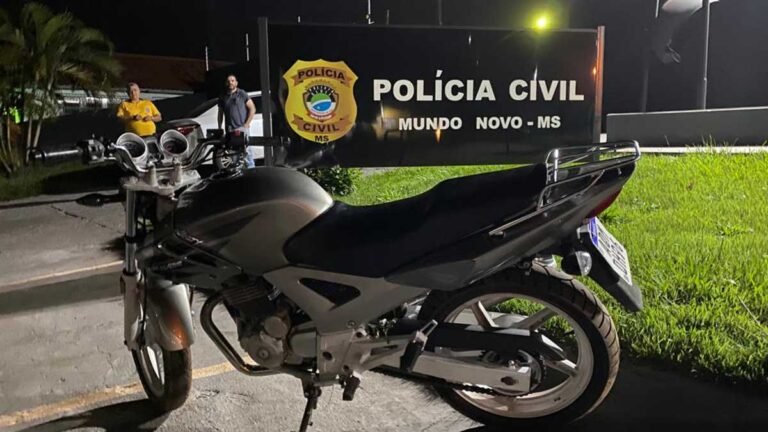 Motocicleta é recuperada pela Polícia civil após homens armados abordarem vítima e assaltarem