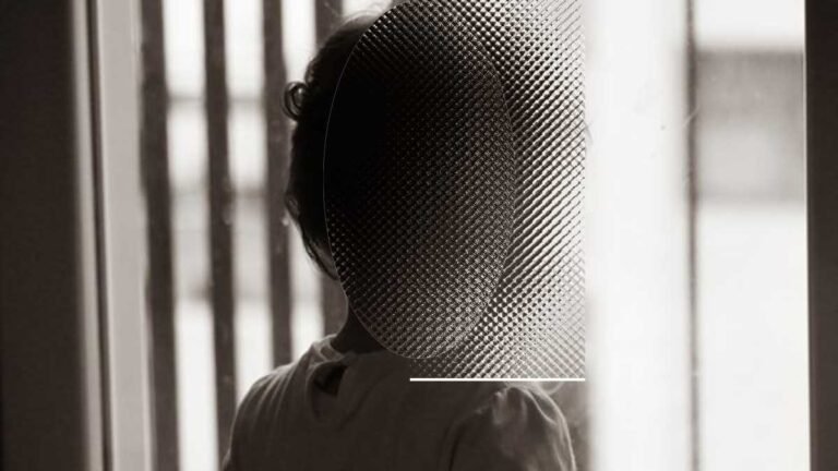 Mãe deixa filho de 2 anos dormindo para ir a festa e criança é encontrada andando pela rua na madrugada