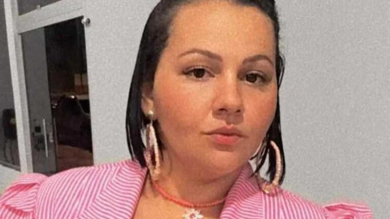 Mulher é morta a facadas e namorado manda mensagens para a família informando o crime