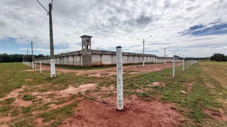 Para inibir arremessos de drogas, cerca perimetral é instalada em Penitenciária