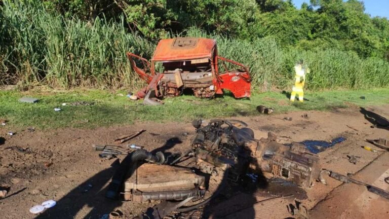 PMA socorre vítimas presas entre às ferragens em veículo com princípio de incêndio na BR 163